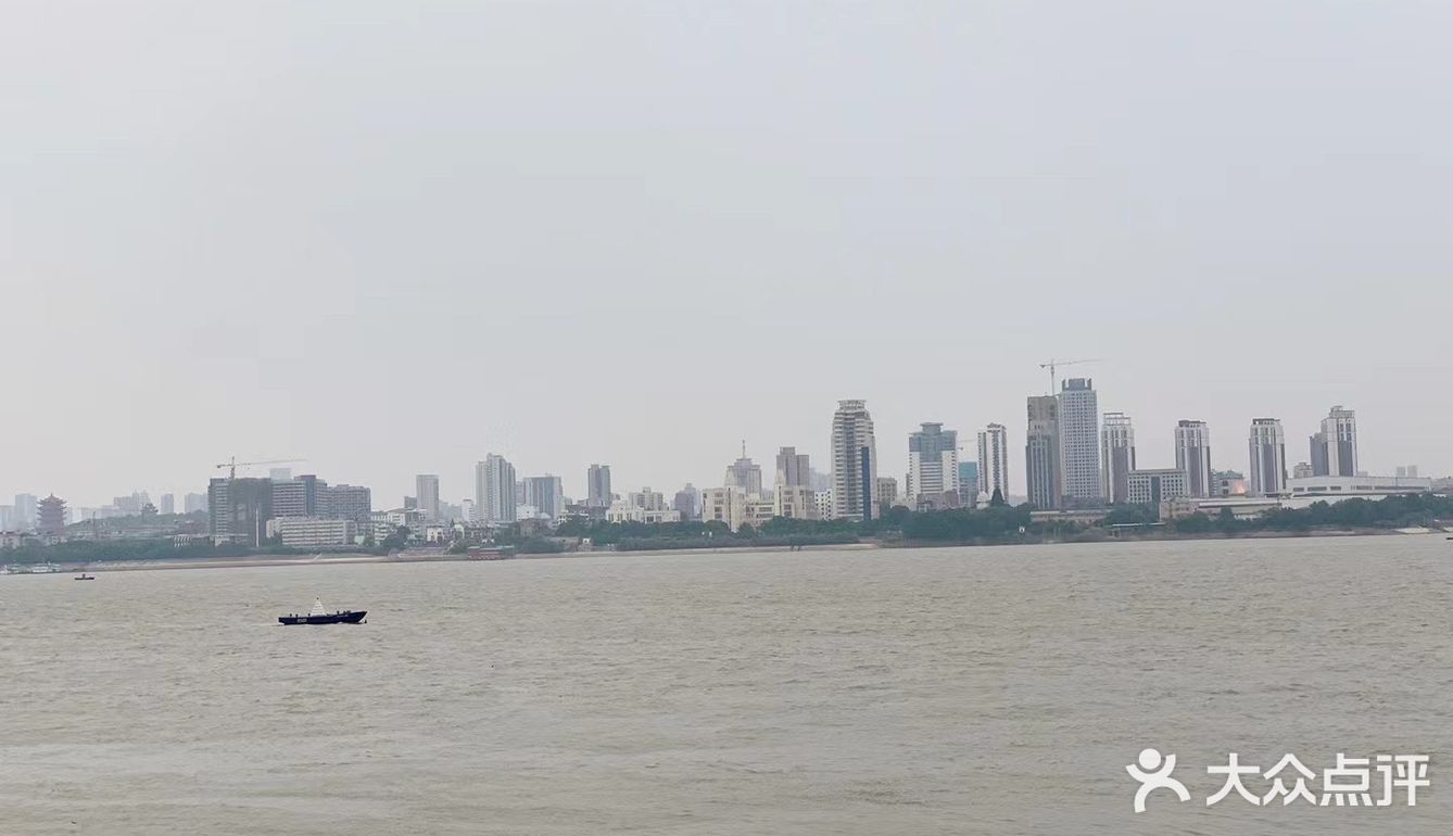 武汉市民休闲好去处，还有雄伟壮观的鹦鹉洲长江大桥