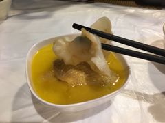 浓厚原只鸡煲花胶汤-鲜入围煮花胶鸡海鲜火锅