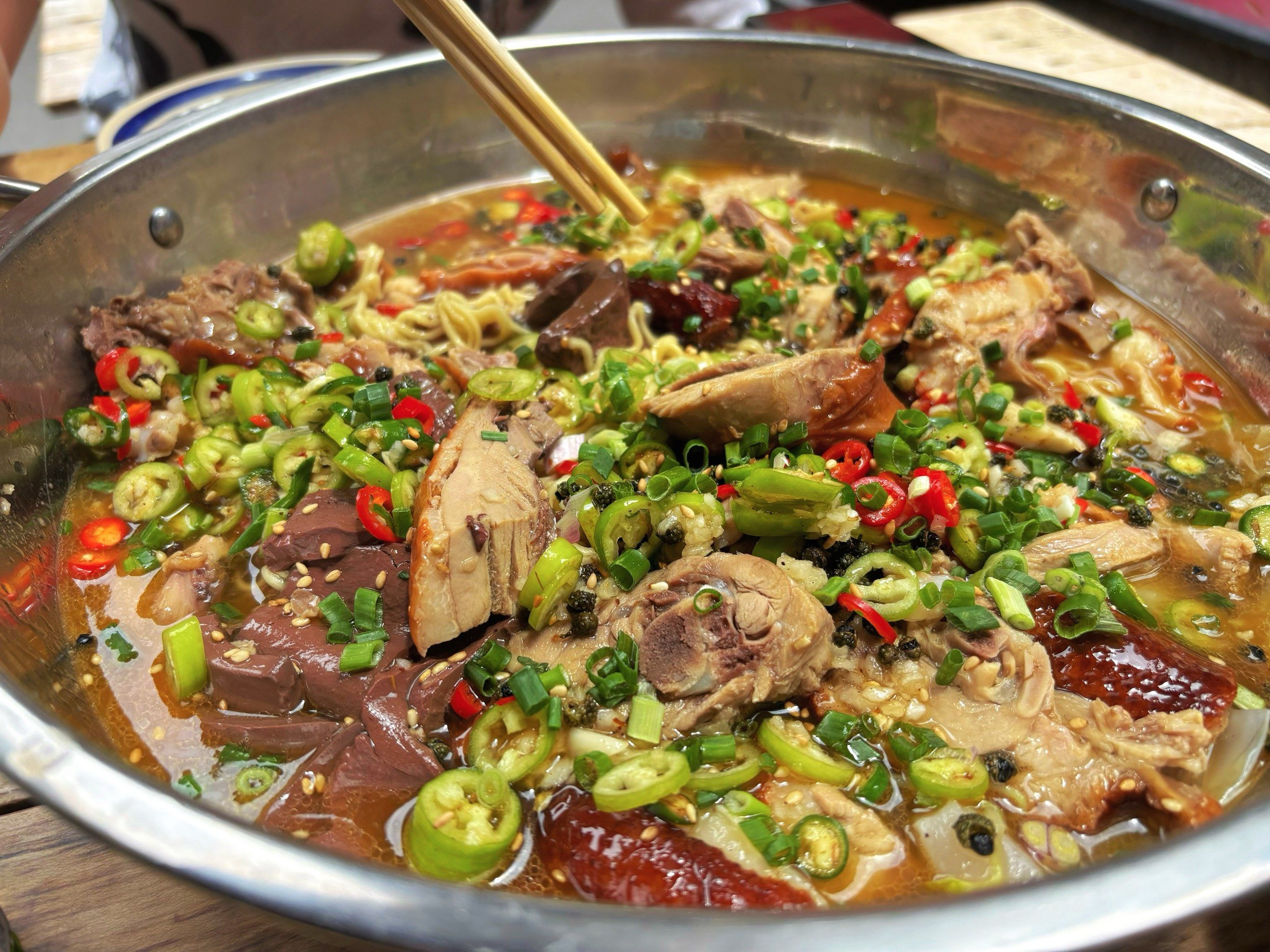 人很少.我们吃的藤椒冒烤鸭,第一次吃这种味道