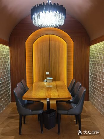 环境：从老店一直吃到新店的一家超棒龙虾馆，扩店后环境