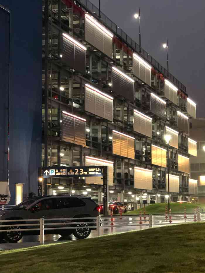 lalaport-"很大的商场但是距离市中心稍微有点偏,转两.