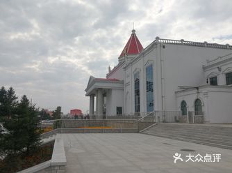 火车站很小，大都是过往的旅客