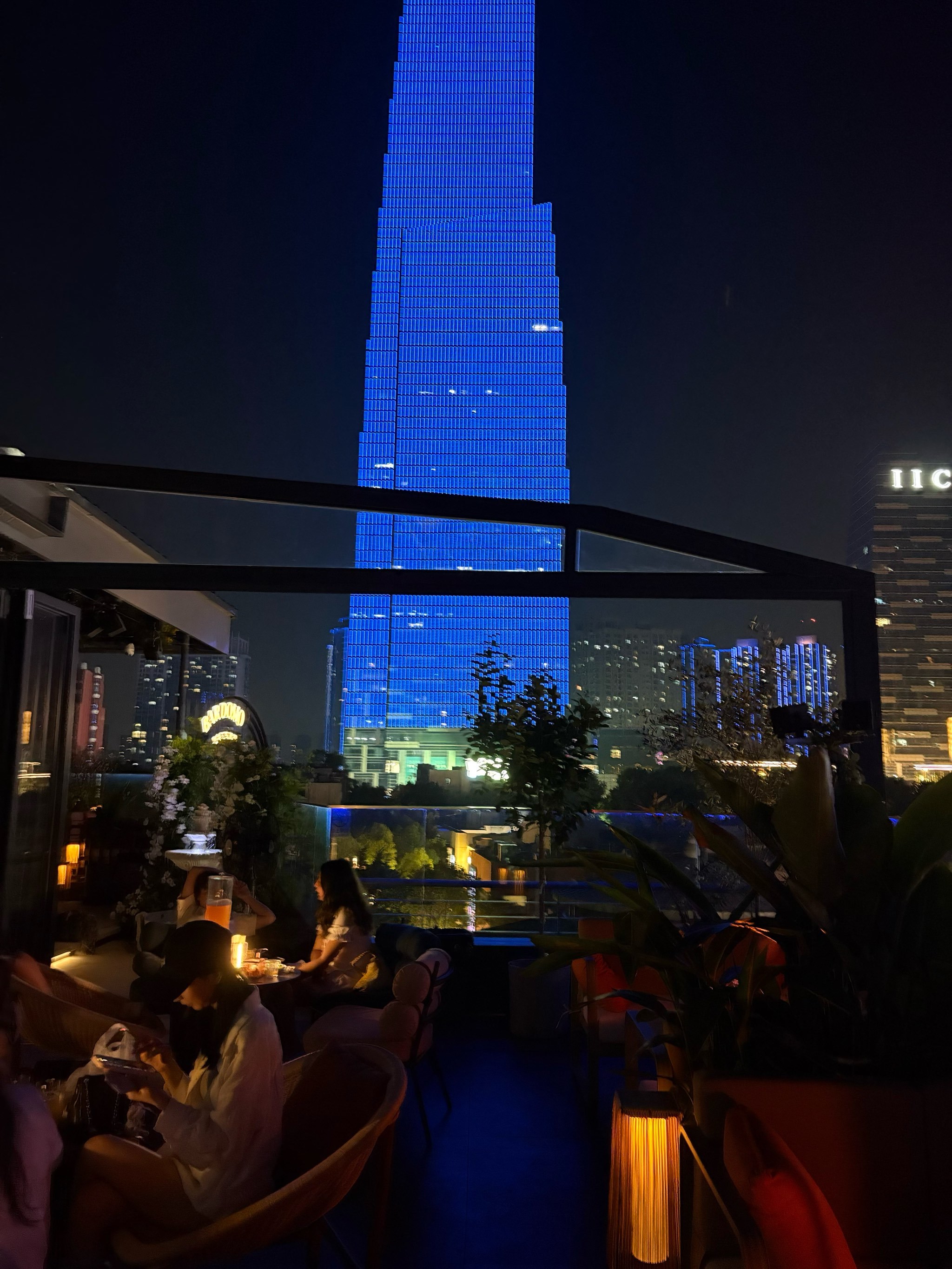 就是这个空中花园酒吧!在武汉天地!