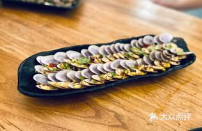 Mint-Flavored Razor Clam Salad