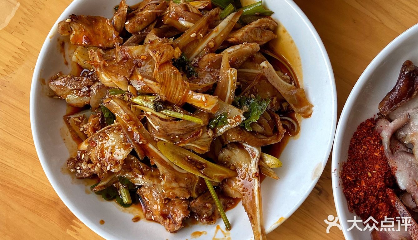 乡镇卡卡里的老馆子，11点就像吃酒一样，人均25吃饱