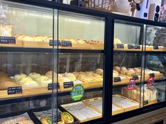 面包甜点陈列柜-啊噗吐呦现场烘焙(麦凯乐店)