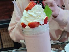 草莓优格奶昔-MIKAKU(万达广场上海宝山店)