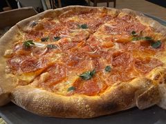 意大利腊肠比萨配腌番茄和干酪-WOLFGANG PUCK KITCHEN & BAR(迪士尼小镇店)
