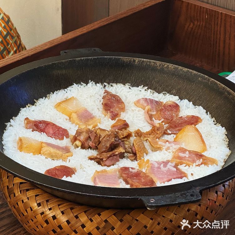 这家的腊味锅巴饭真的🈶被香到！