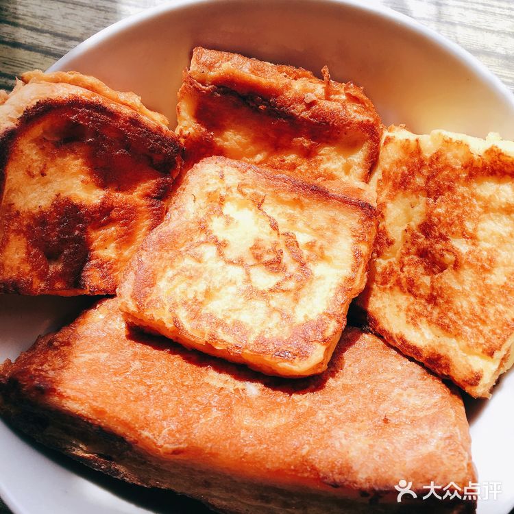 趁热涂上花生酱可瞬间融化再将另一片吐司盖上