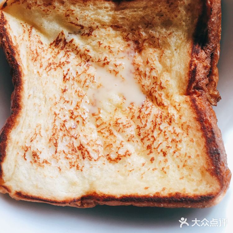 趁热涂上花生酱可瞬间融化再将另一片吐司盖上