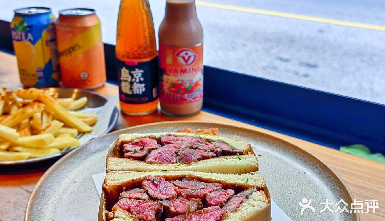 午餐来一份巨巨巨大的菲力牛排三明治