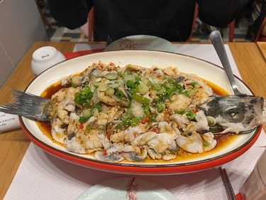 清新鲈鱼上桌咯