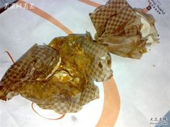 夜宵干掉的2个muffin的残骸-西点坊(浦东香格里拉店)