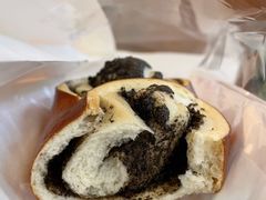 黑芝麻松子碱水-慢熟面包店bud bread(孩儿巷店)