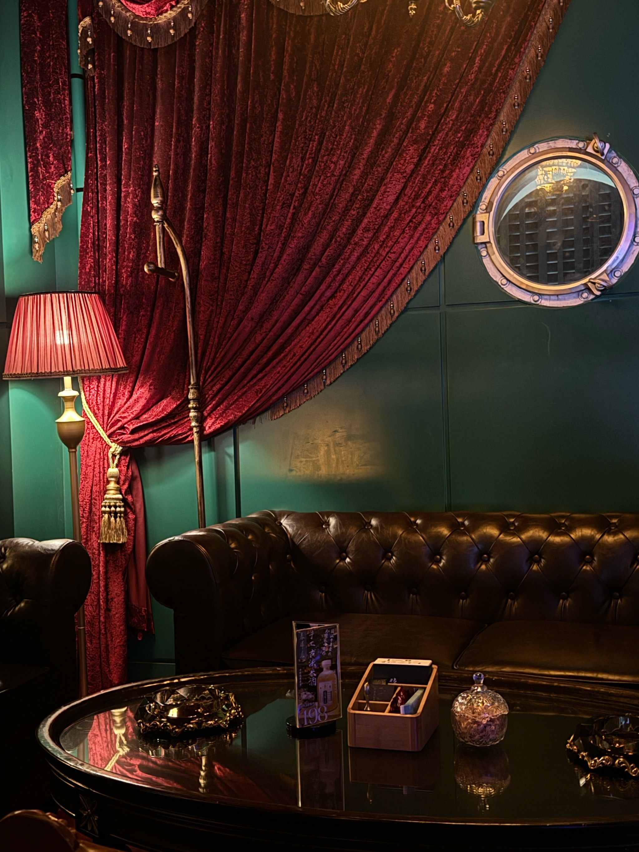 市中心的百乐门酒吧?谁在喜欢呢?