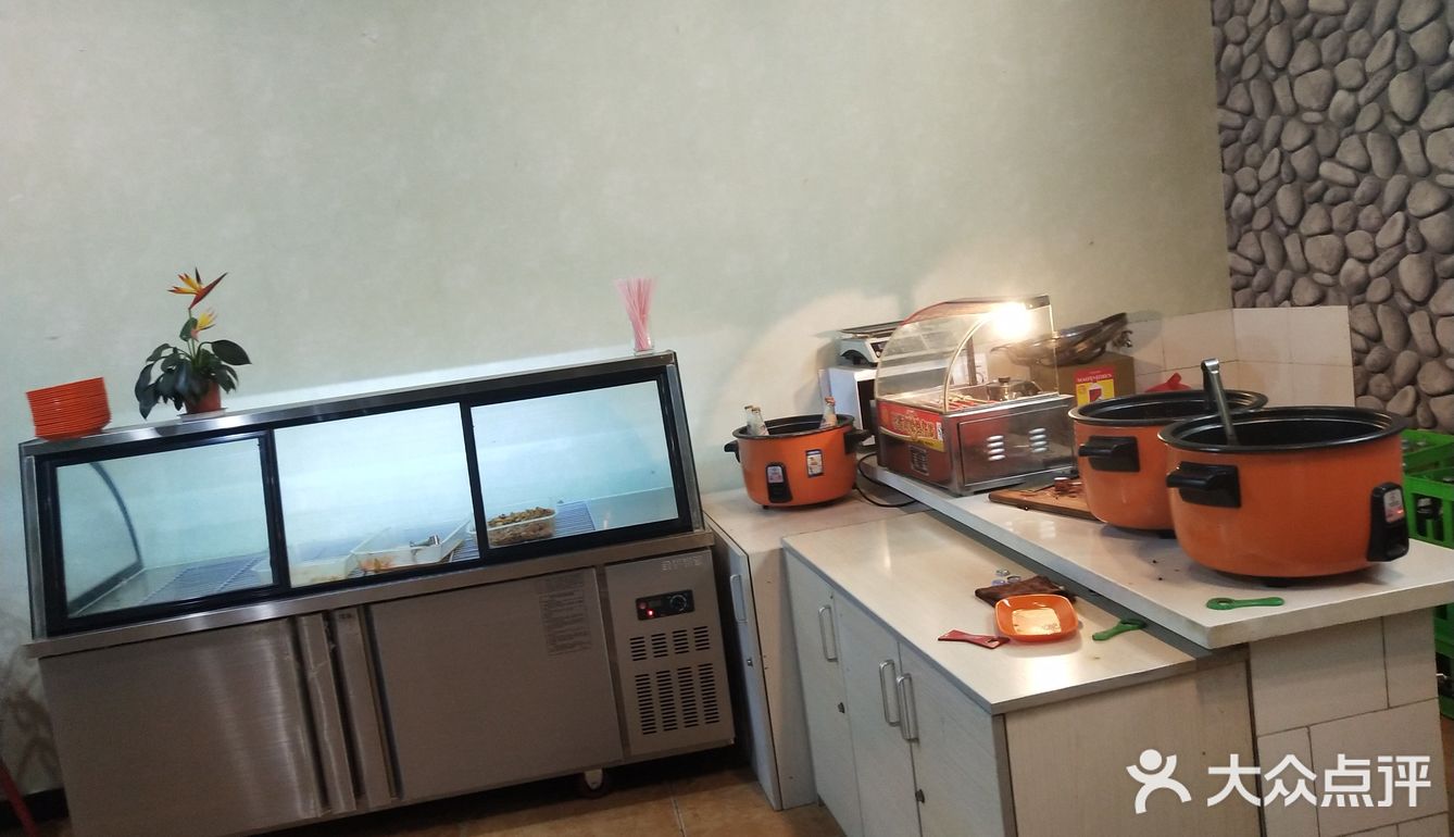 同时还有小吃，米酒汤圆、鸡蛋汤之类的，品种挺全的