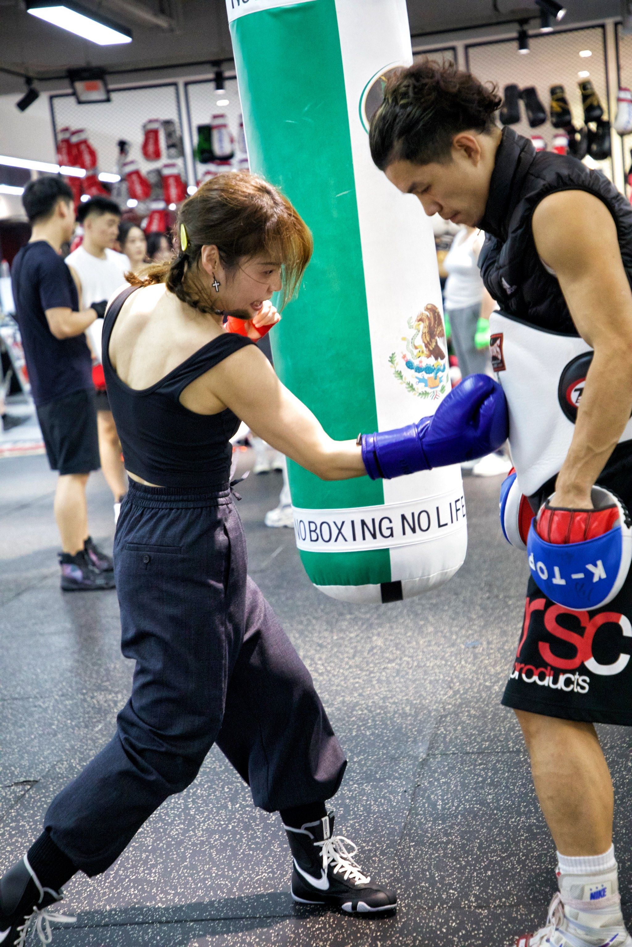 女生打拳击!女性的力量美!