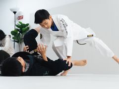 -菠萝格斗巴西柔术训练馆