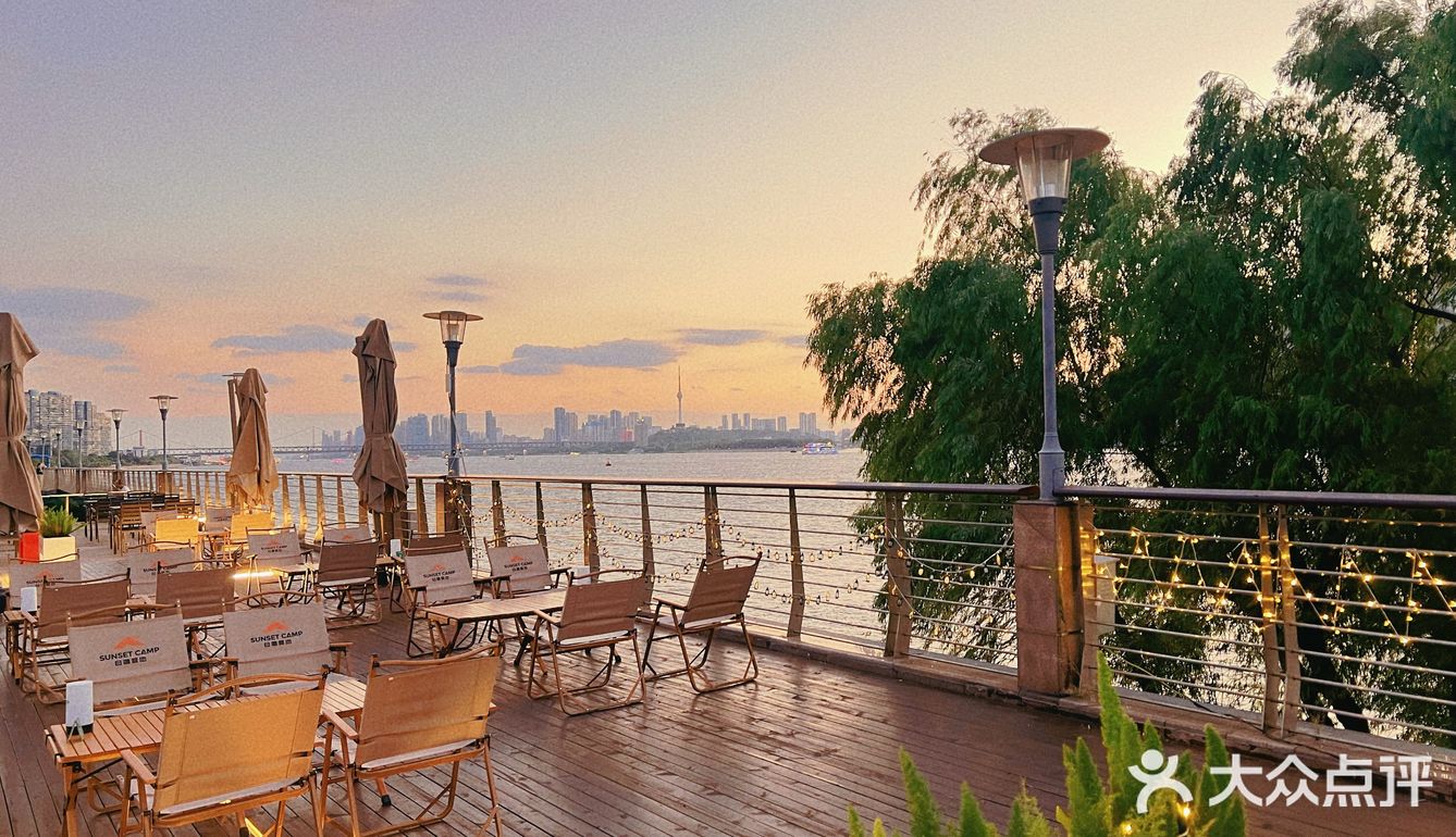 专属武汉的江景晚风烧烤！