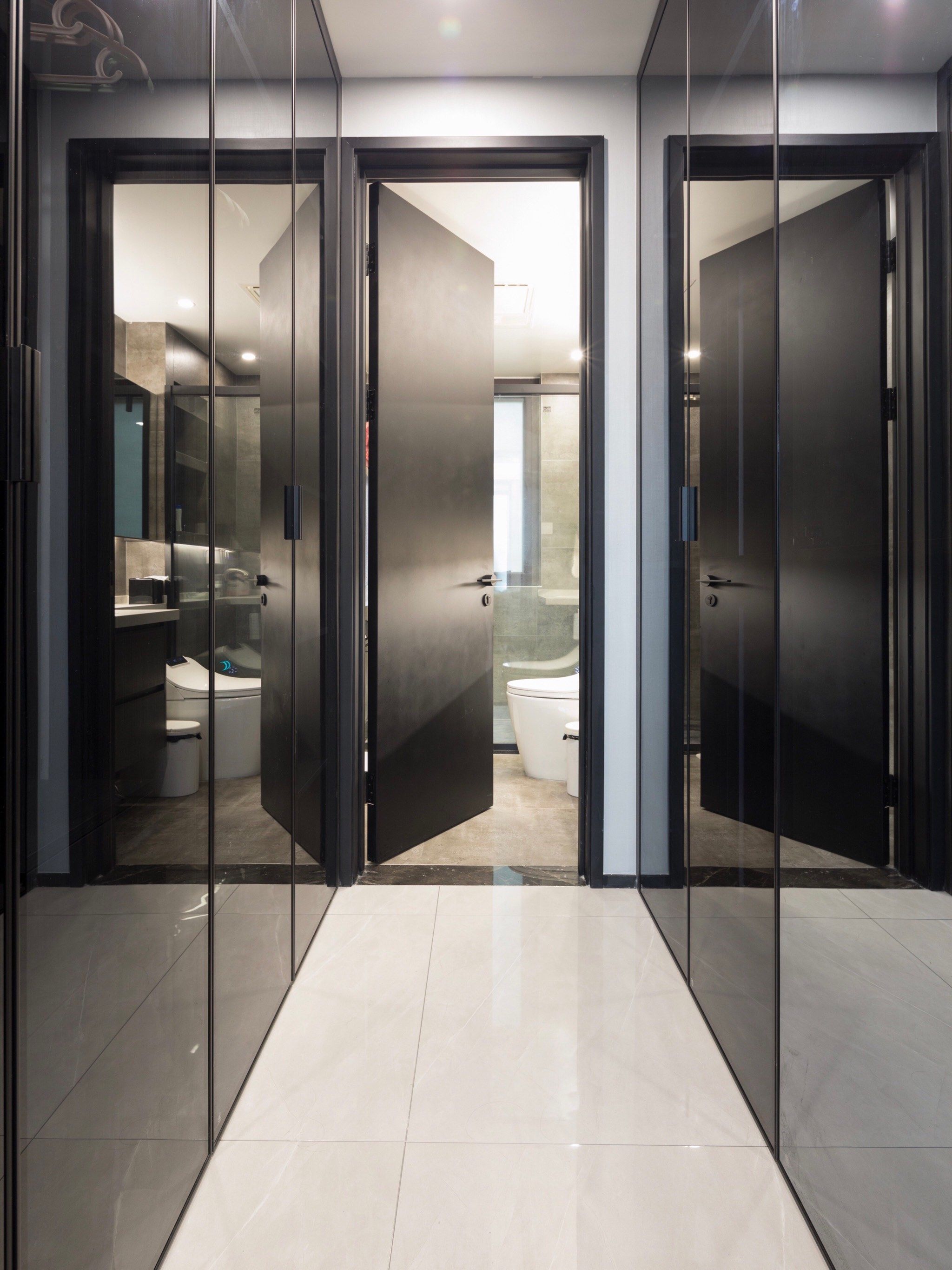 卧室走廊做衣帽间,玻璃柜门绝美又高级