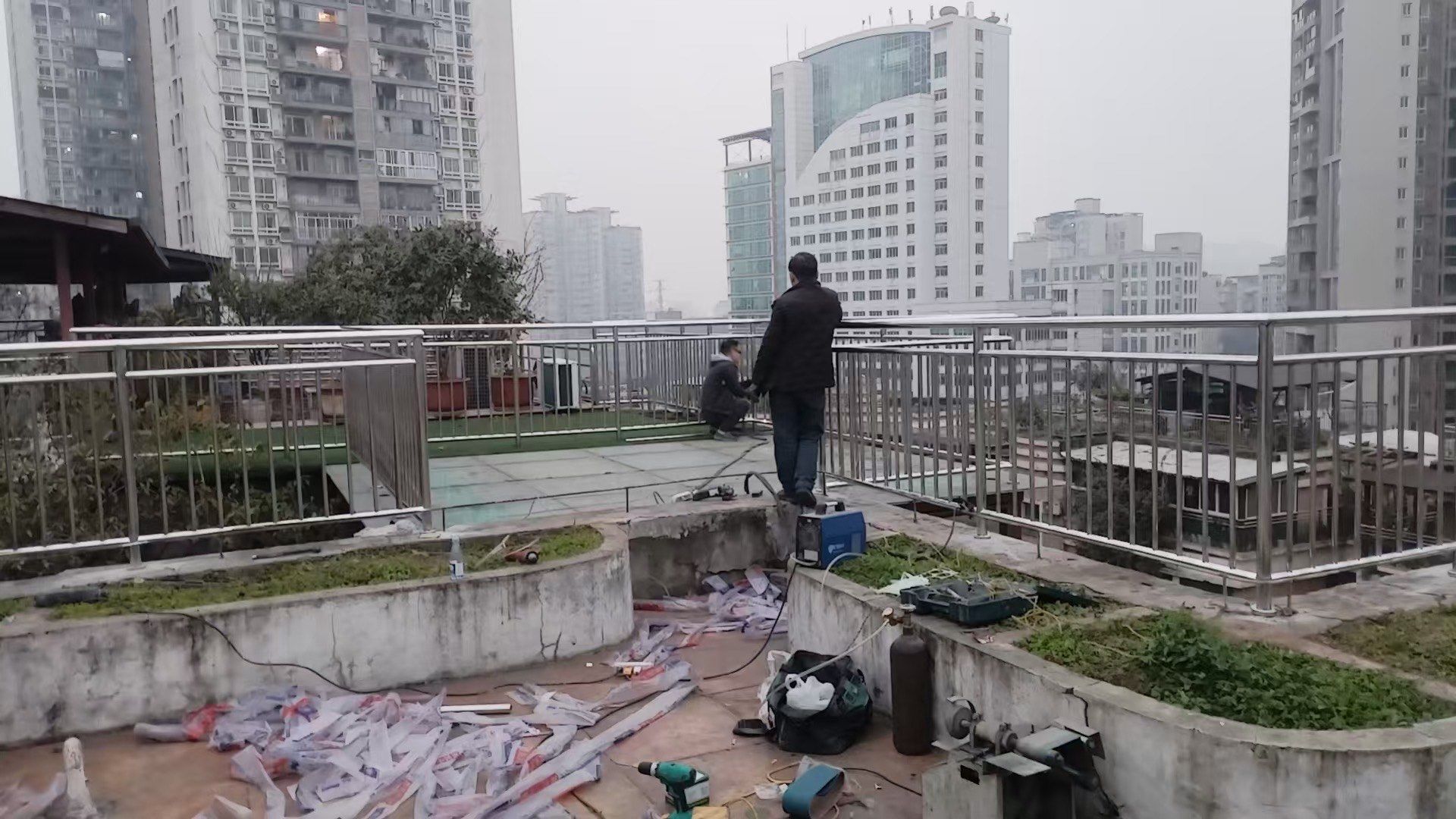 老房子屋顶安装不锈钢栏杆