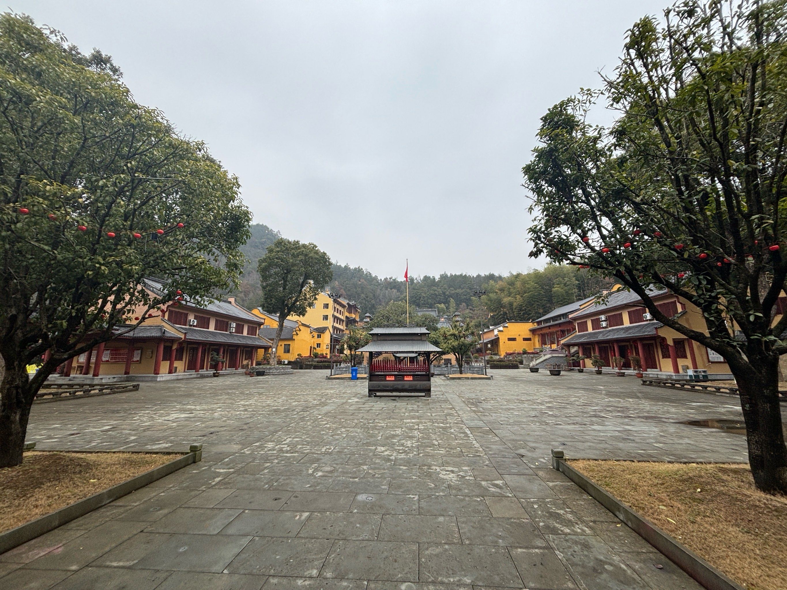 基本没有什么人,山上有一个很大的寺庙,从山顶眺望出去可以看到兰溪市