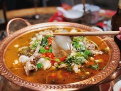 -沪小二炭火蛙锅(淮海中路美食不夜城店)