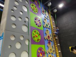 -蹦贝运动中心·蹦床·攀岩·闯关(龙岗店)