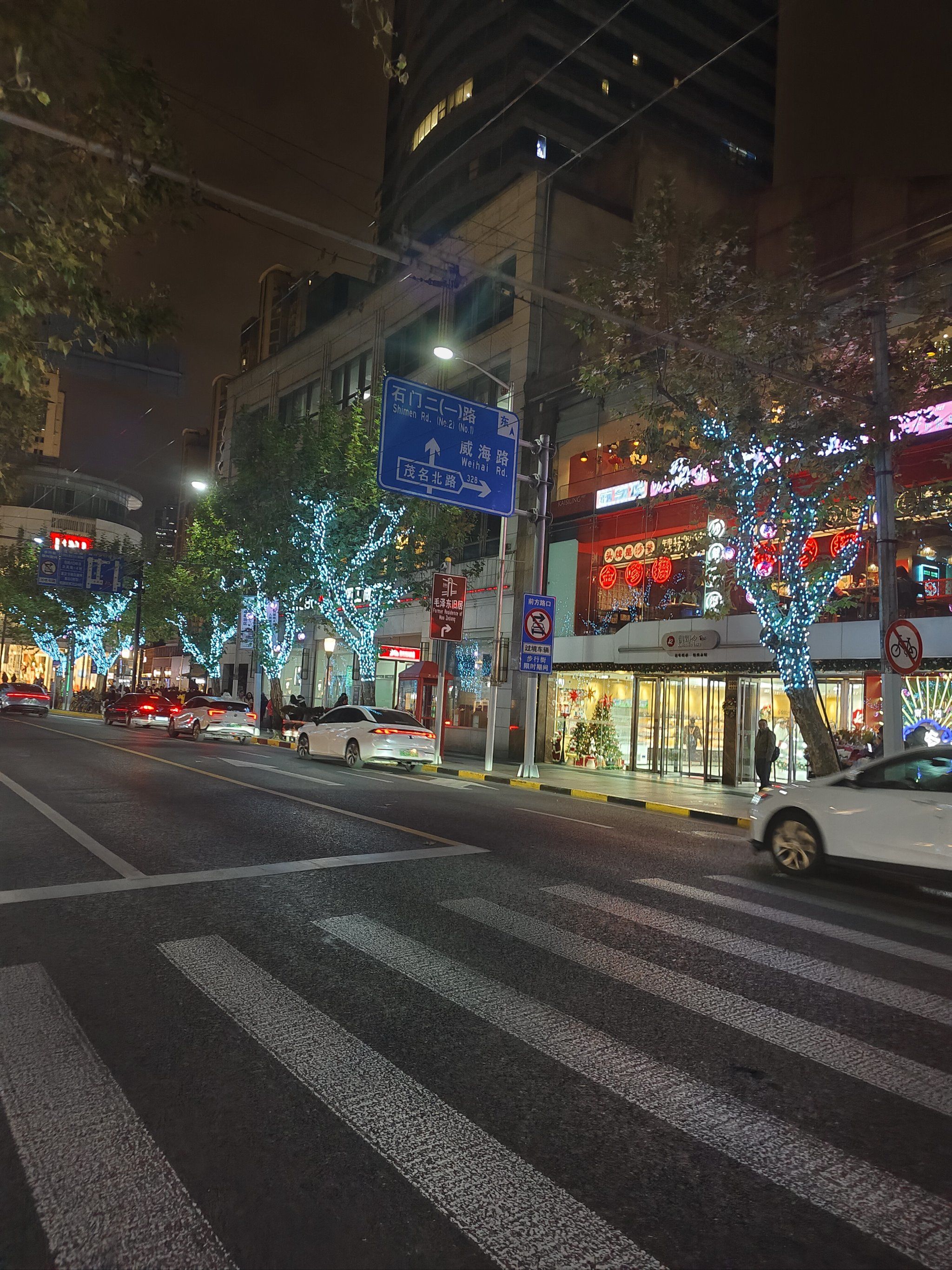 夜晚的繁华街头