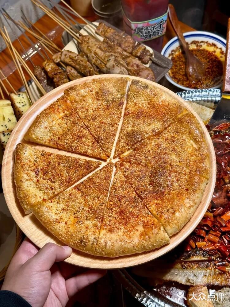 西安排队王空降成都，首家用烤馕坑做烤鱼🤩