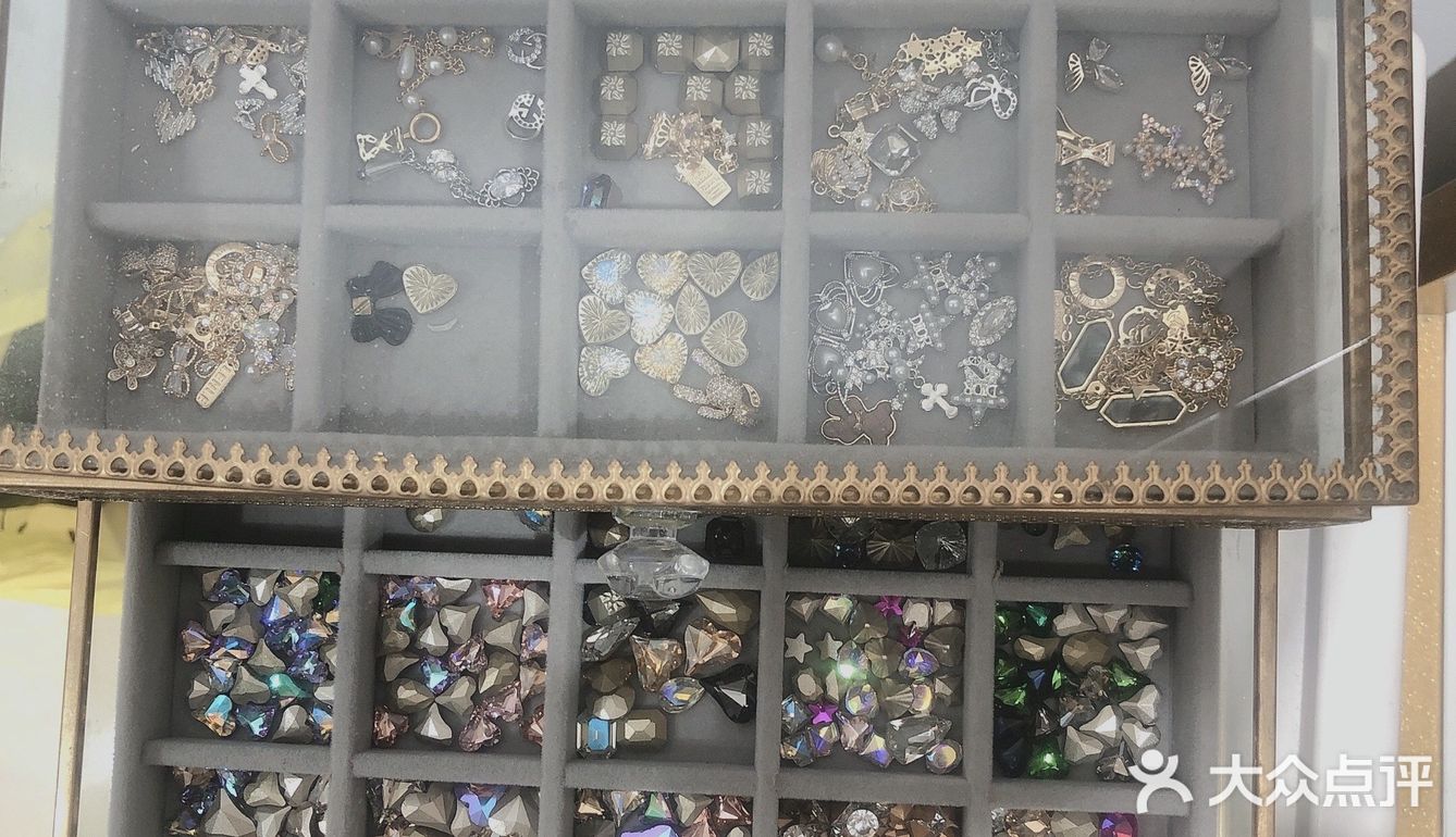 店里的小姐姐还特别热情，零食随便吃