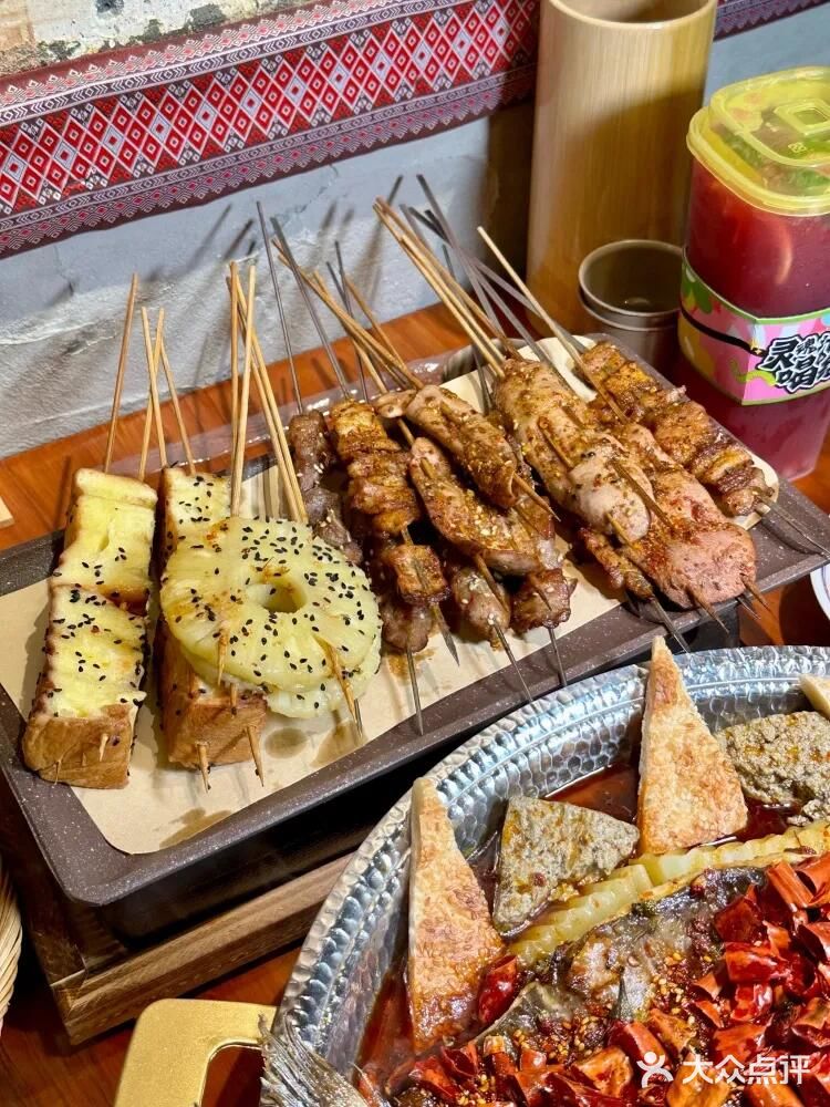 西安排队王空降成都，首家用烤馕坑做烤鱼🤩