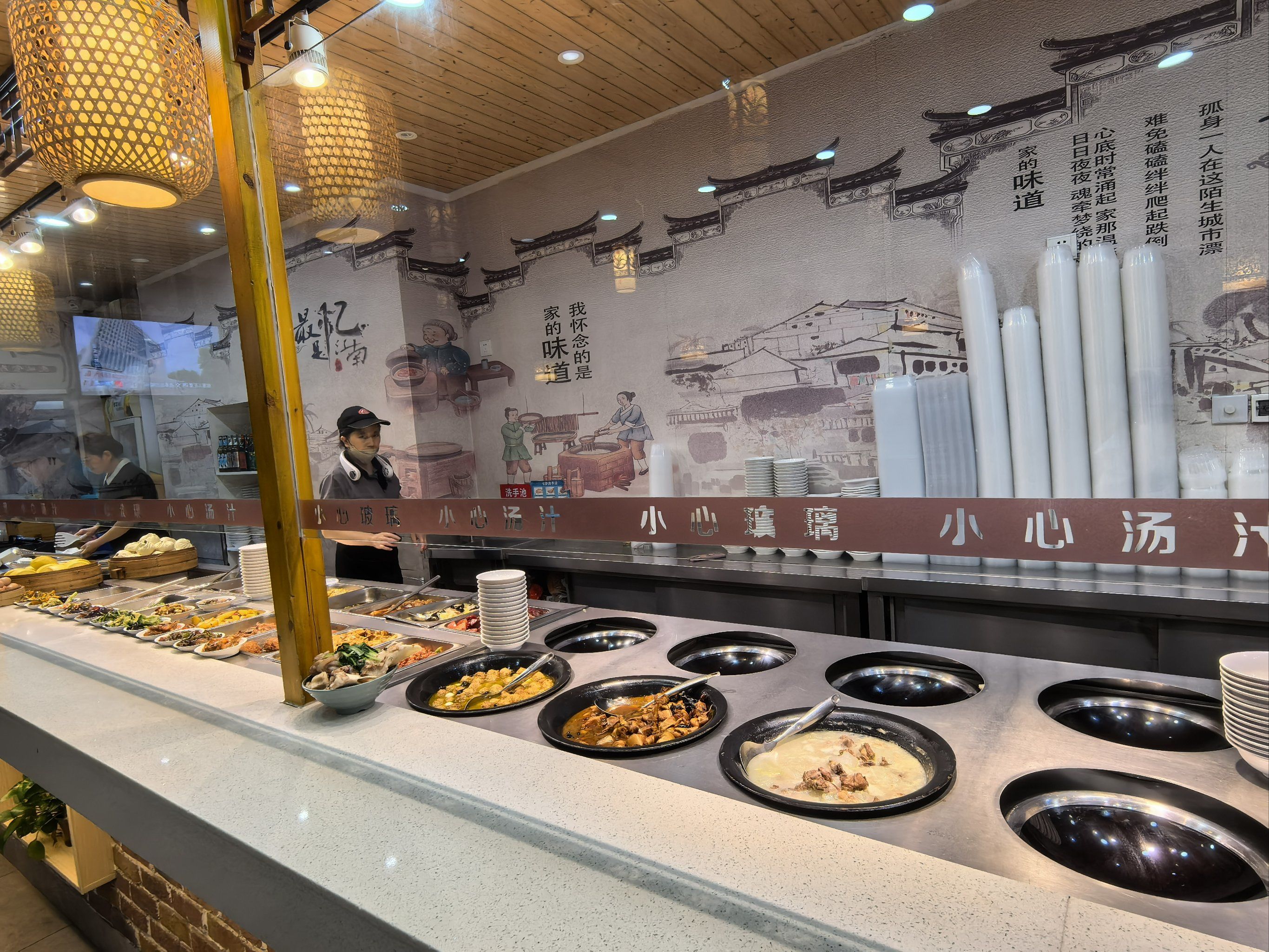 这一口
大夏天想吃面了～
徐图港地铁口1a出来就是这家朱鸿兴面馆