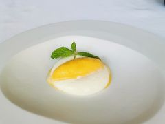 白巧克力酸奶慕斯搭配热情果冰霜-AZUR聚(香格里拉饭店)