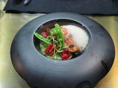 香煎三文鱼配青豆，自制番茄干，-AZUL by FUEL蓝色·法式酒馆(琶醍店)