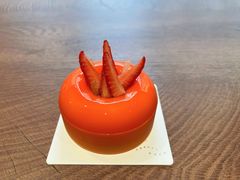 葡萄柚草莓萨伐仑松饼-潮一不贰·法式甜品·生日蛋糕·西式简餐(外滩店)