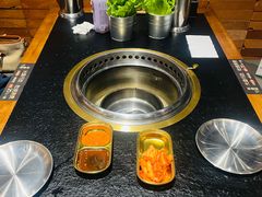 餐具摆设-何发发和牛烧肉·鳗鱼榴莲放题自助(乐峰广场店)