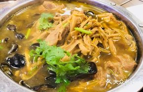 Beef Stewed with Daylily in Hot Pot