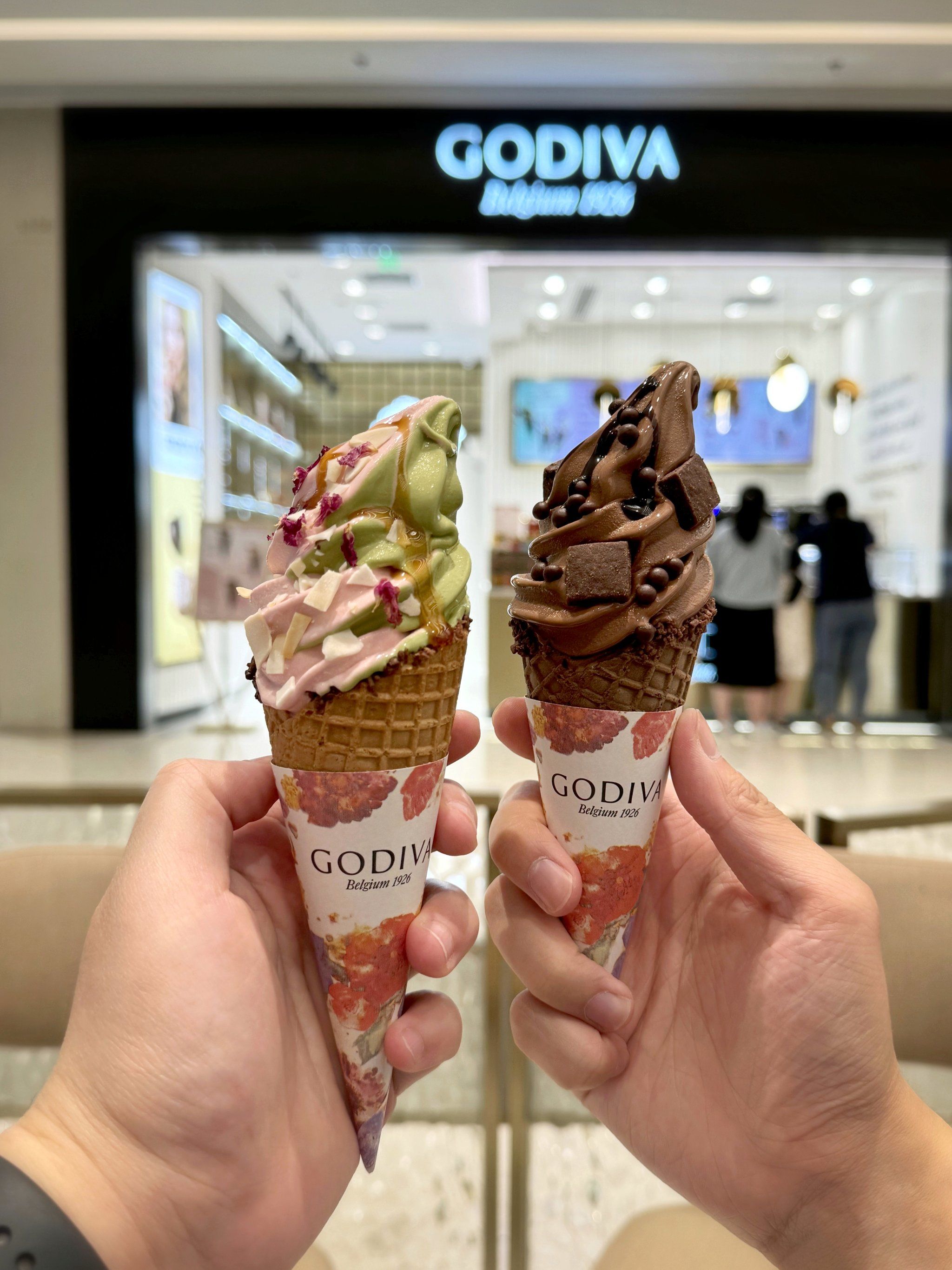 苦
巧克力比双巧混合的更好吃
#网红冰淇淋 #godiva巧克力冰淇淋