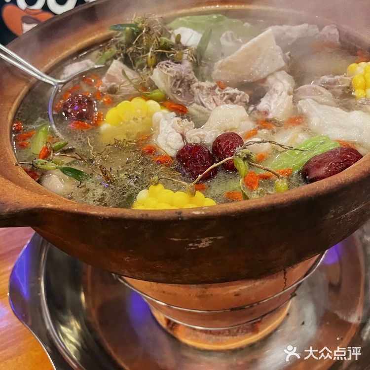 点了他们家的招牌石橄榄鸡煲哇塞～汤底真的很清