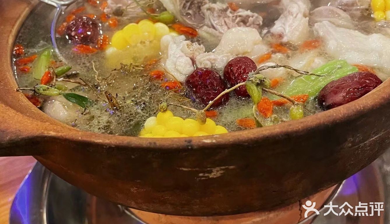 点了他们家的招牌石橄榄鸡煲哇塞～汤底真的很清