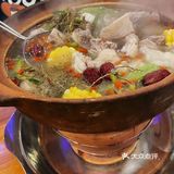 点了他们家的招牌石橄榄鸡煲哇塞～汤底真的很清