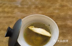 See-Hand Green Mushroom with Pomelo and Matsutake