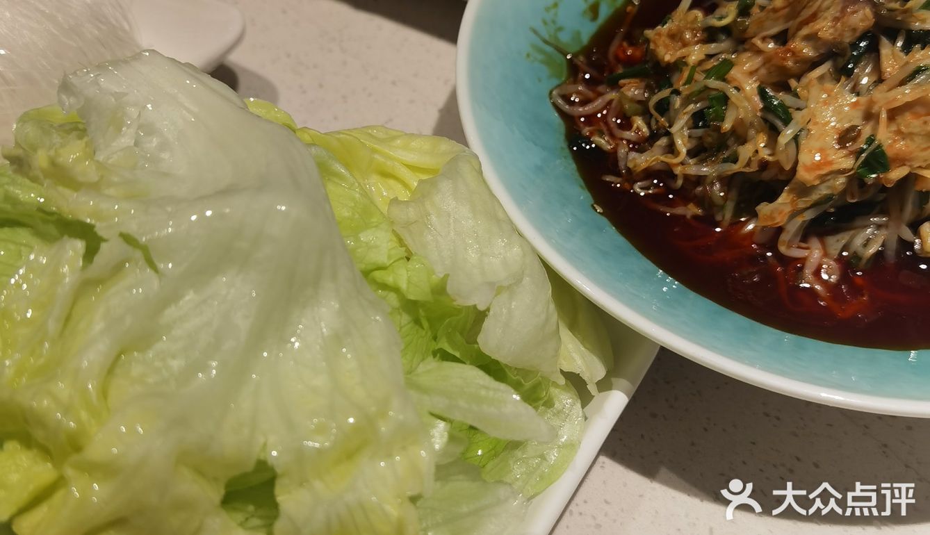团购：双人餐有一牛肉，一羊肉，还有蔬菜和豆皮粉丝