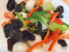 青蔬炒手工鱼丸-万景饭店·鱼街农家菜