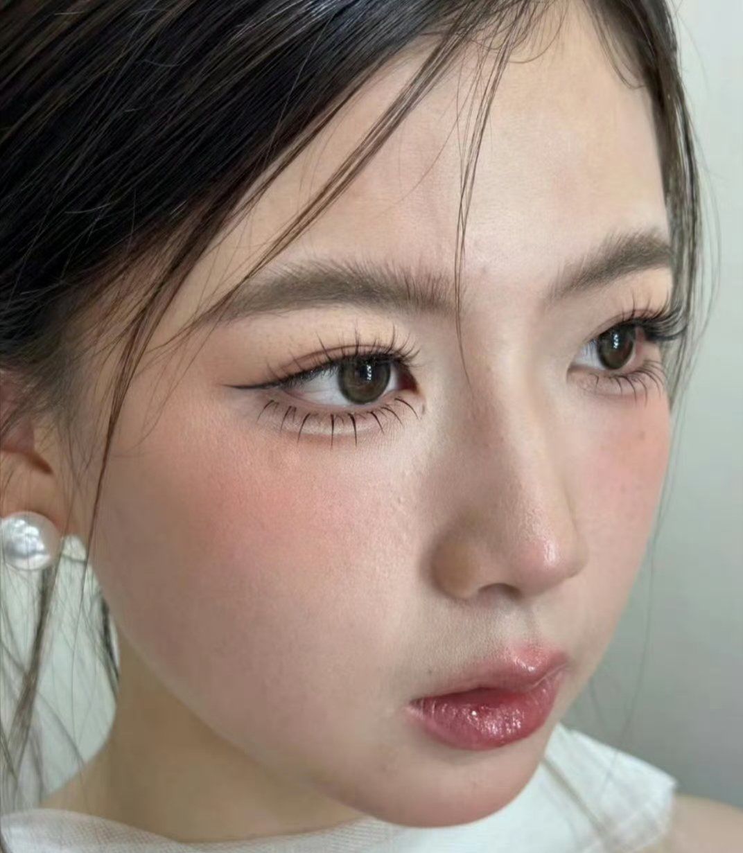 无滤镜下真实的妆容状态,肌肤纹理清晰可见