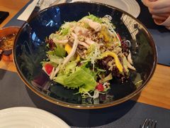藜麦烟熏鸡胸沙拉配百香果油醋汁-鼎鼎西餐厅