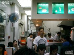 香港好多小店都装很大的镜子-金凤茶餐厅(湾仔店)