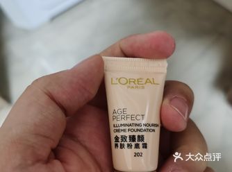 这次使用的是欧莱雅金致臻颜养肤粉底霜，包装是接近肤色